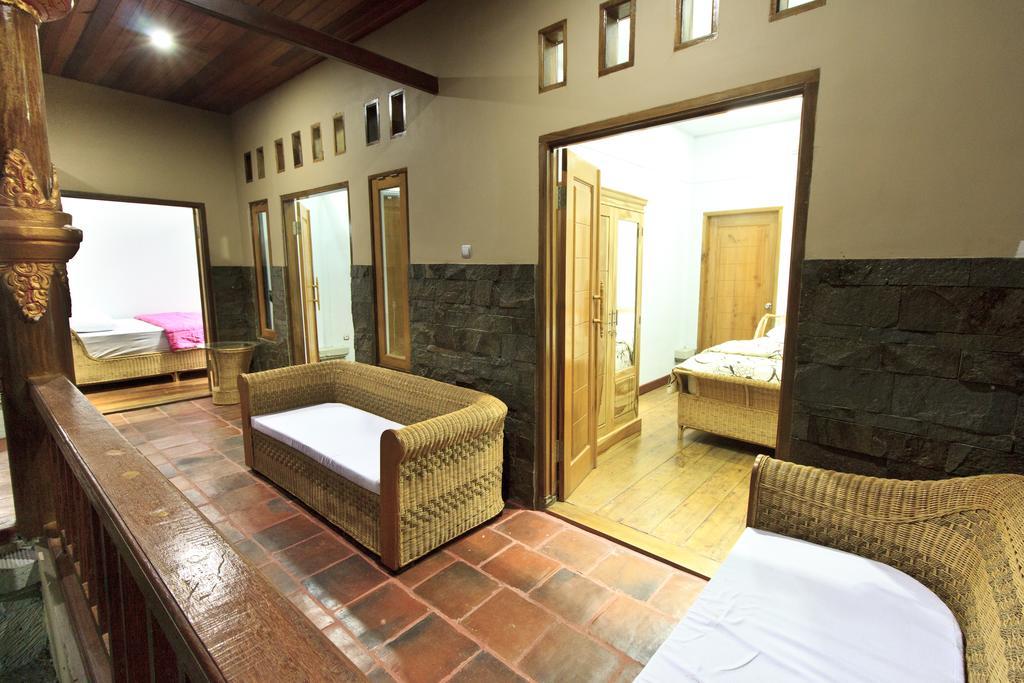 Villa Bale Seni Матарам Экстерьер фото